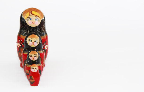 传统的俄罗斯套娃与花卉图案在白色背景上图片下载