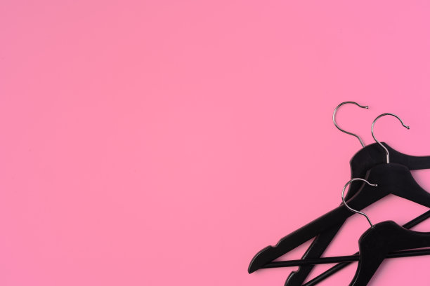 平躺组成与空衣架在粉红色的背景图片下载