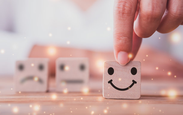 顾客服务满意度调查概念。客户手动选择木方上的快乐笑脸、模糊中性和悲伤脸图标，以调查反馈、业务、评级、评论、服务满意度。图片下载