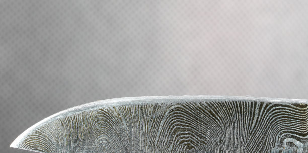 手工锻造的刀由几层钢制成，独特的图案在工作室拍摄图片下载