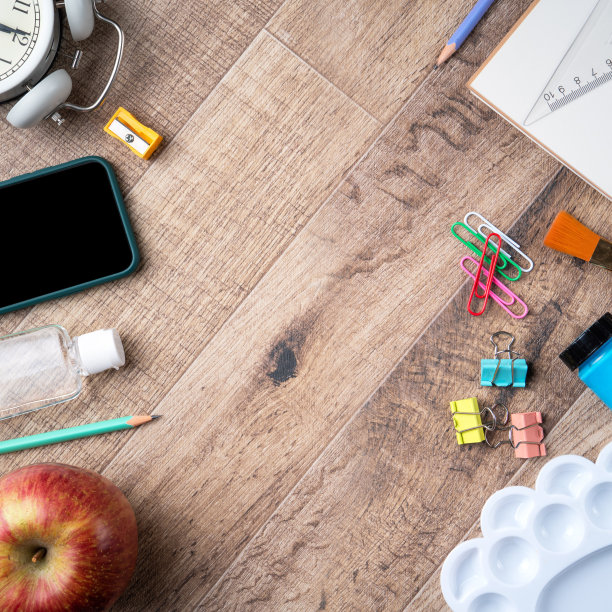 回到学校的设计概念与文具在木制桌子的背景。图片下载