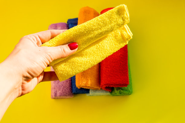 女管家拿着一块干的超细纤维布清洁。有清洁或家务概念背景。春季一般或定期清理。商业保洁公司概念。本空间图片下载