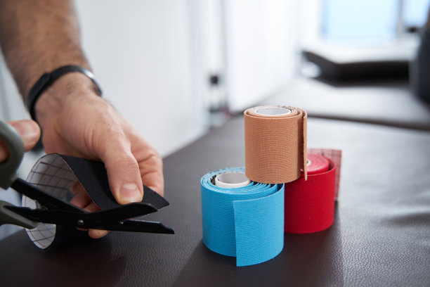 男裁彩带、彩带放在桌上图片下载