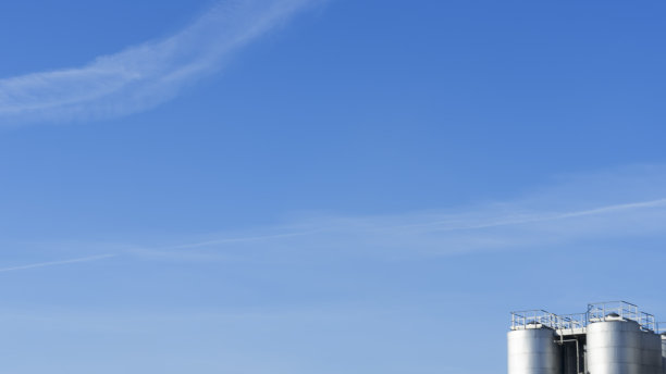 部分钢铁坦克银色的背景蓝色的天空。空间的文本。酒厂或石油概念。图片下载