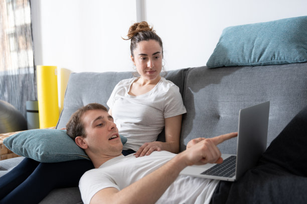 一对情侣用笔记本电脑上网图片下载