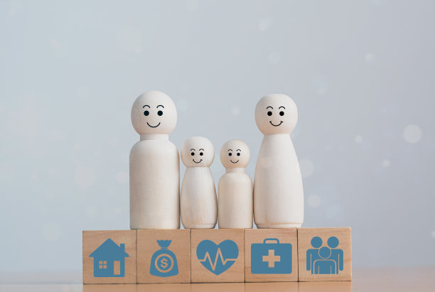 木雕象征家庭成员的幸福，象征家庭关系的家庭概念和健康，保险，收养，寄养，无家可归者的支持，家庭心理健康。“n图片下载