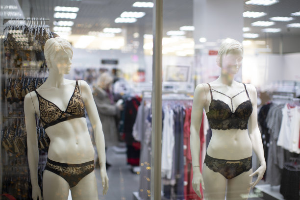 商店里一个穿着内衣的女人的人体模型。出售的内衣。图片下载