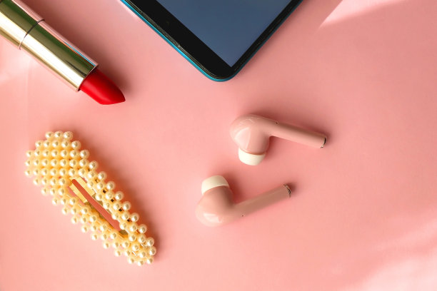 手机，耳机，口红和发夹图片下载