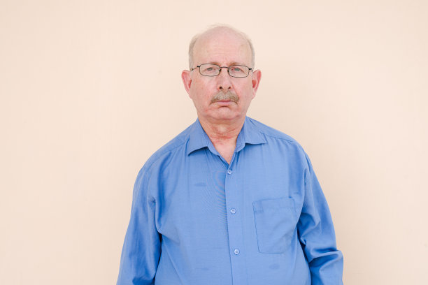 老年商人的肖像看着相机图片下载