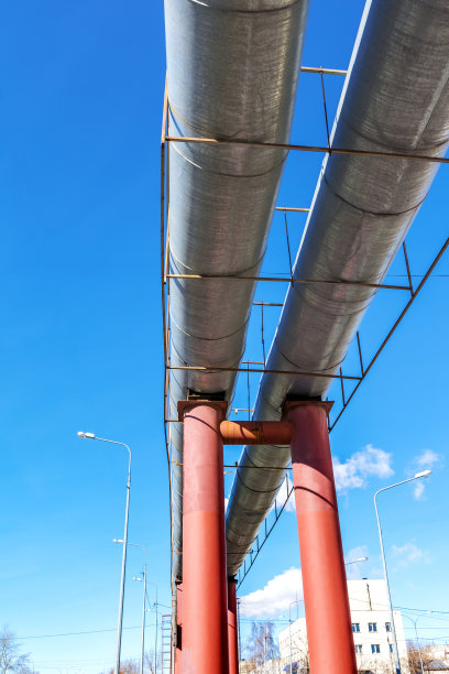 供暖系统的管道安装在高金属支架上，位于高速公路上方。图片下载