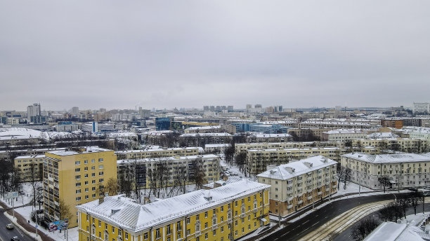 俯瞰大城市里的房屋和道路。冬天的风景。明斯克市中心的居民区被大雪覆盖。图片下载