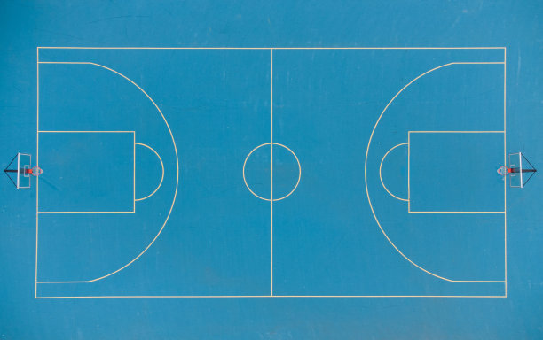空无一人的蓝色篮球场的鸟瞰图图片下载