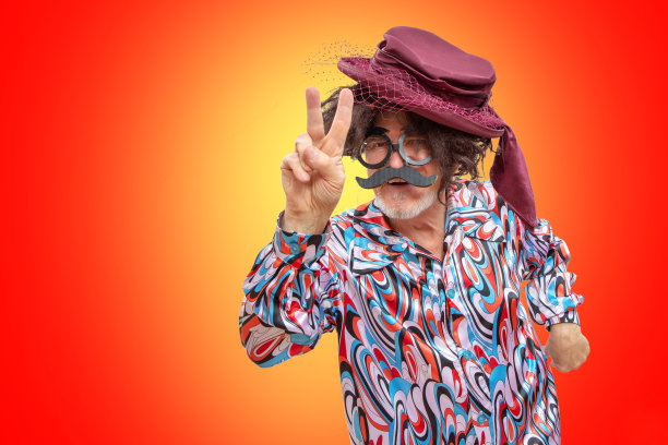 戴假发和复古女帽的喜剧演员图片下载