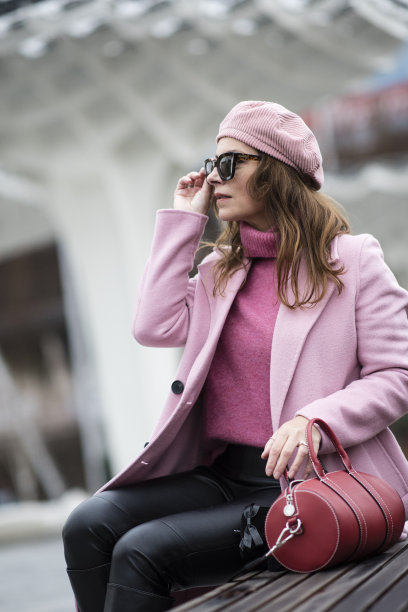 城市中的女人图片下载