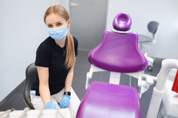 友好的女医生牙医坐在办公室的椅子上图片下载