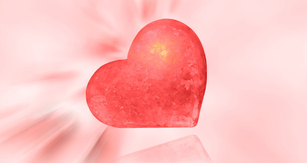 心形的盐石在粉红色的背景上。情人节。图片下载