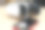 桌上放着虚拟现实眼镜、智能手机和耳机。虚拟游戏和视频观看配件。现代技术的概念。图片下载