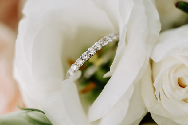 珠宝结婚戒指在花蕾特写照片图片下载