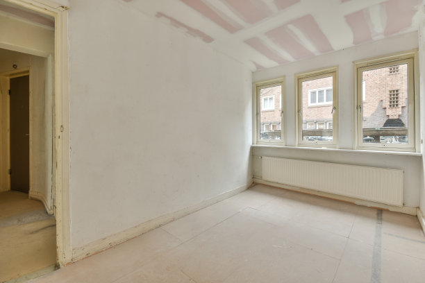 一幢废弃的旧房子的内部图片下载