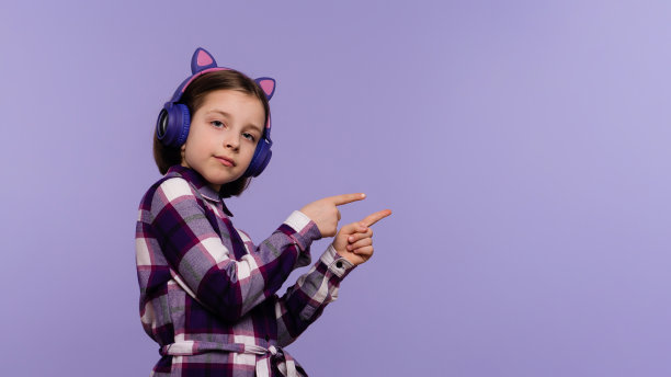 孩子戴着耳机听音乐图片下载