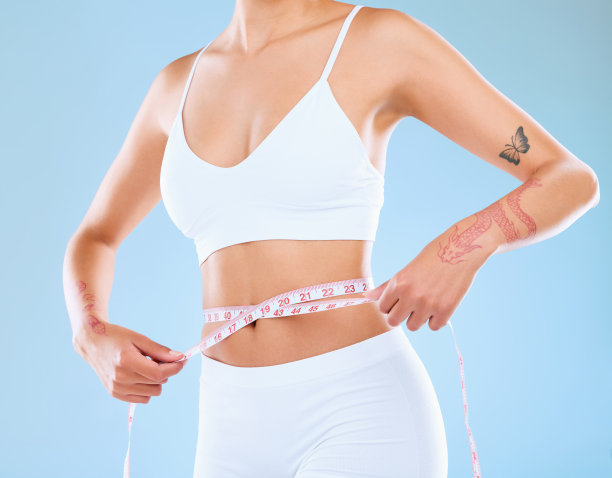 浅蓝色背景下穿着内衣的女人图片下载