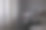 一个穿白衬衫的成年人坐在房间的床上图片下载