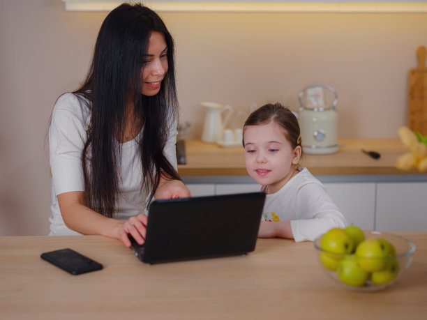 职场妈妈在家办公。图片下载