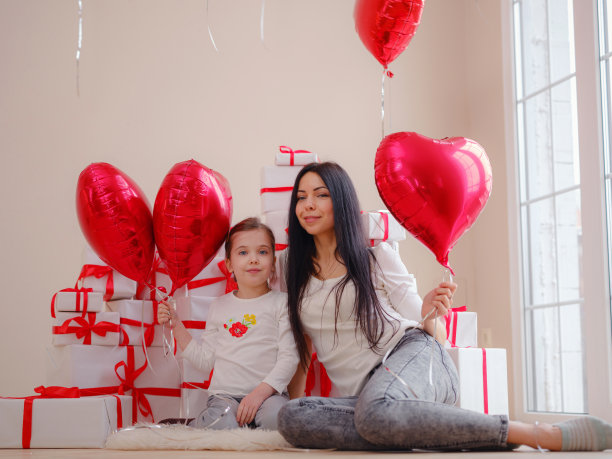 爱的妈妈拥抱小女儿表达爱图片下载