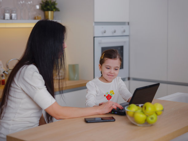 职场妈妈在家办公。图片下载