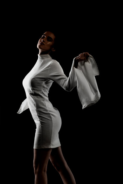 穿白裙子的女孩图片下载