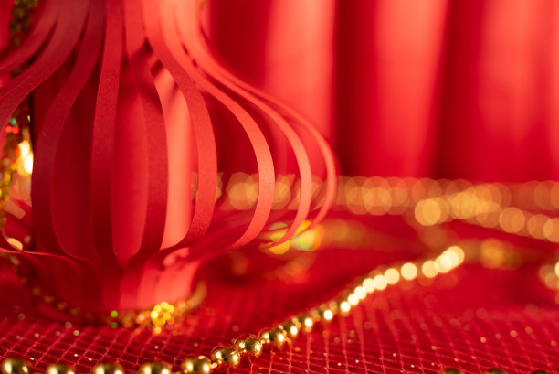 红色散焦抽象背景与红色中国纸灯笼近与选择性焦点和金珠子。亚洲的庆祝活动的概念图片下载