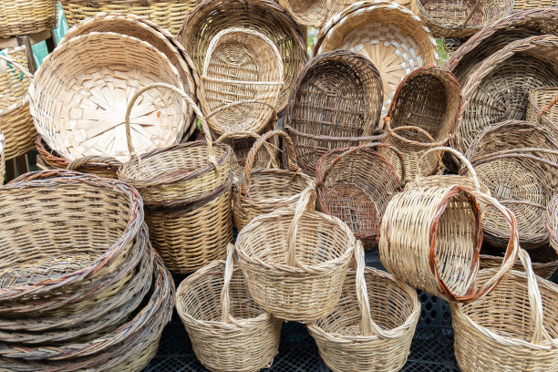 手工制作的柳条篮子。图片下载