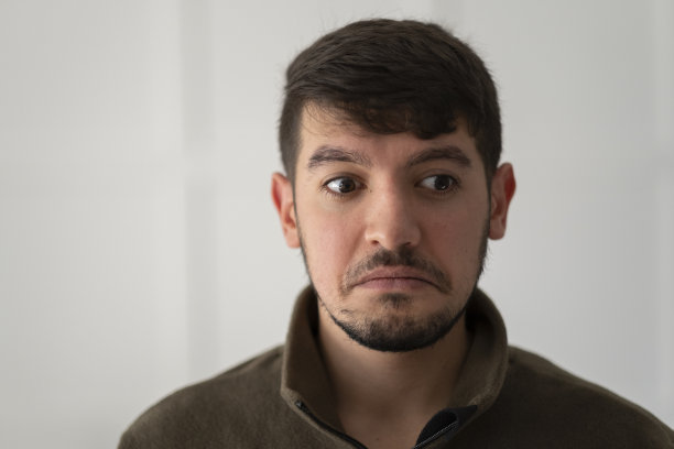 年轻人的特写肖像图片下载