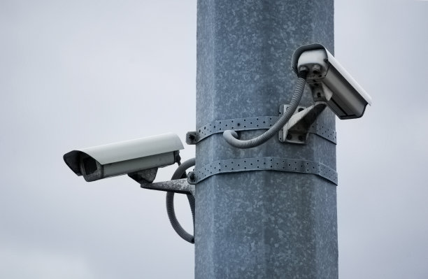 城市监控系统摄像头对抗多云天空。图片下载