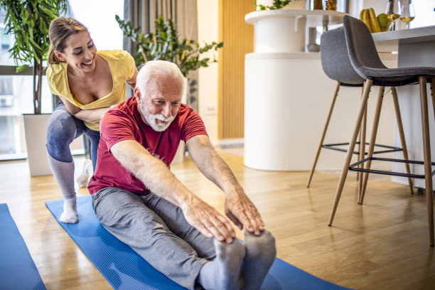 老男人和教练一起做平衡运动图片下载