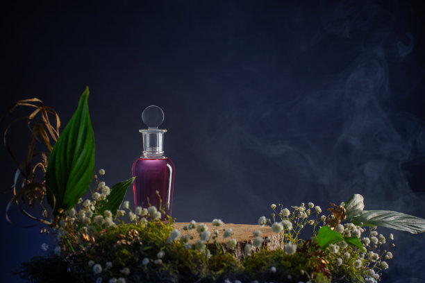 神奇药水在玻璃瓶与植物和花卉蓝色背景图片下载