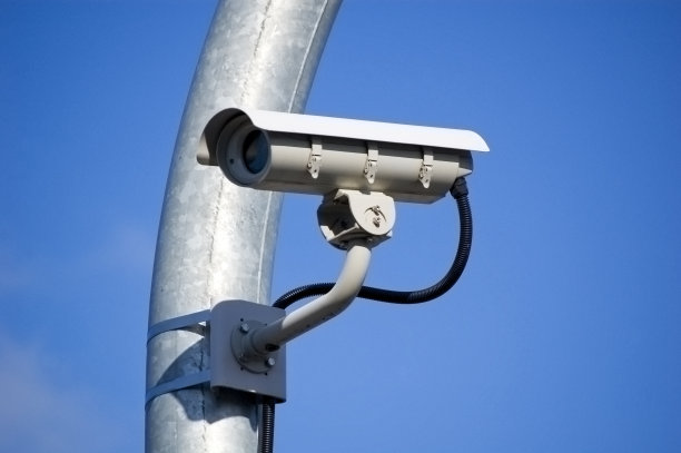 城市监控系统摄像头对抗蓝天。图片下载