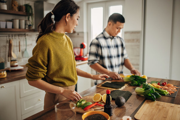夫妇在家里准备寿司图片下载
