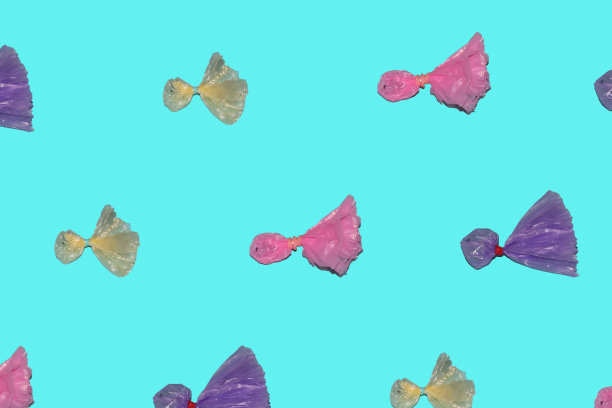 鱼在蓝色的大海里游泳，创意概念用塑料袋做成的鱼图片下载