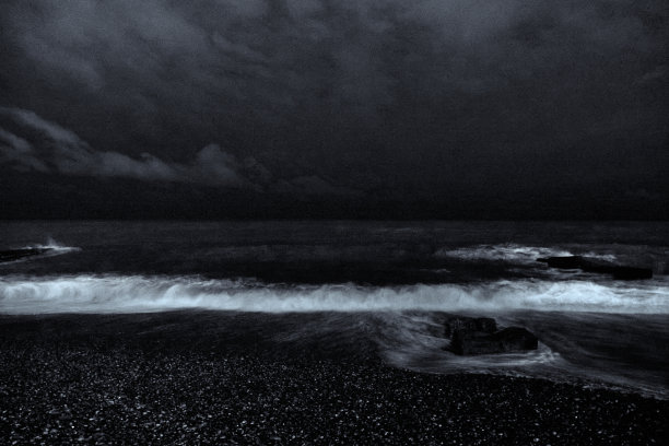 晚上的照片。破旧的码头和满月的大海。夜间海上冲浪。图片下载