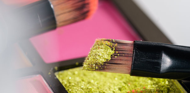 化妆刷和眼影。图片下载