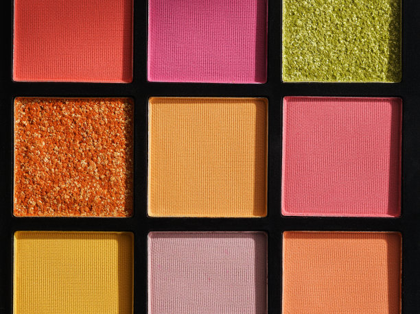眼影调色板与许多颜色。图片下载