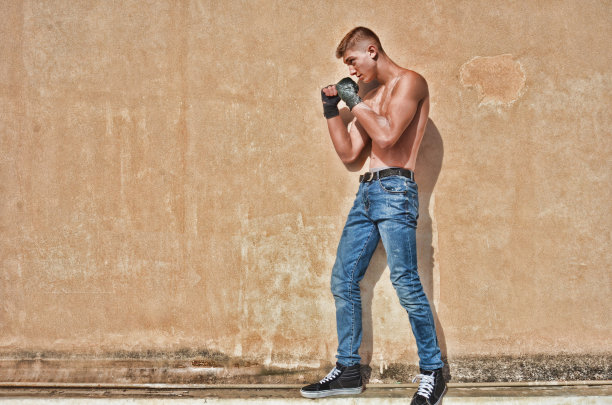 英俊的健身男子摆姿势和训练户外。图片下载