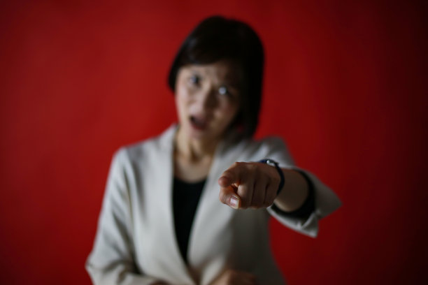 女老板训斥下属的画面图片下载