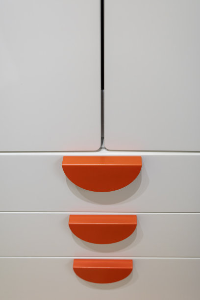 白色橱柜，红色把手图片下载