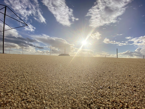 船倒在沙滩上图片下载