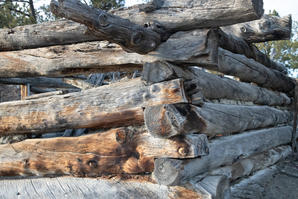 蒙大拿牧场的黄昏场景和125年历史的小木屋图片下载