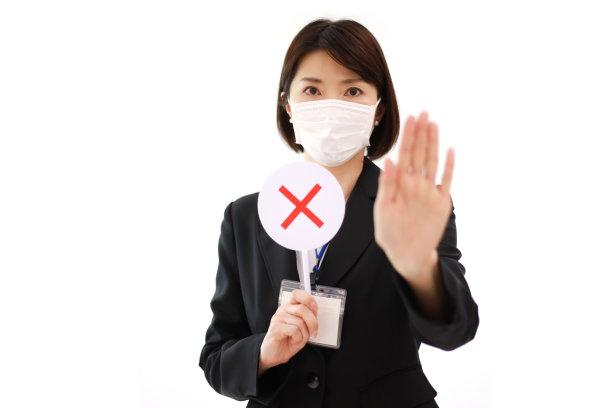 一名女员工戴着面具，手里拿着十字标记图片下载