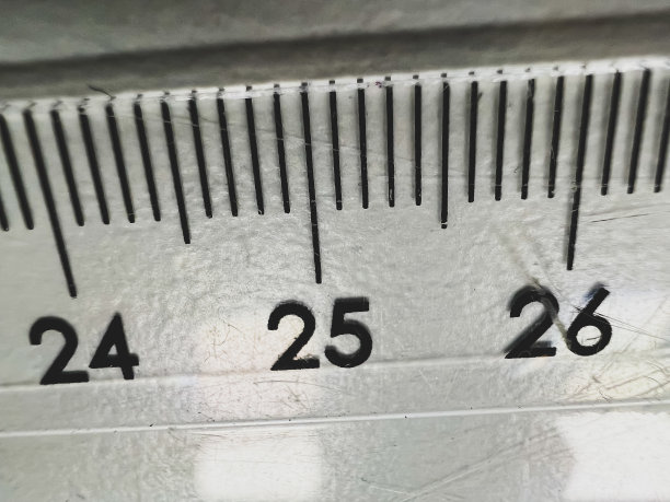 白色背景上的透明刻度。图片下载