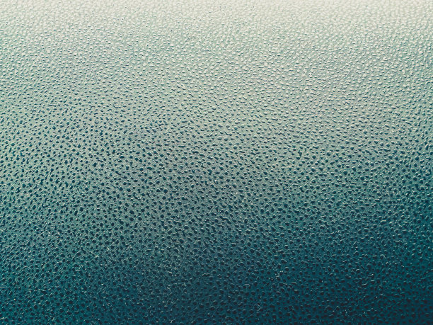 一种带塑料滴的黑色塑料。图片下载